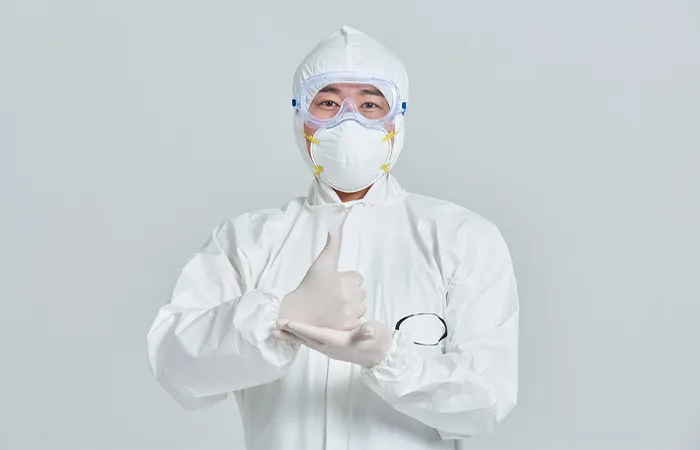 방진복·고글·마스크를 착용한 크린룸 작업자