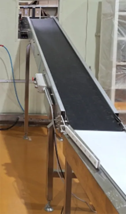 작업장에 설치된 경사 벨트 컨베이어
